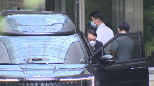 서울아산병원에서 윤석열 전 대통령이 김 여사의 휠체어를 밀어주고 있다. 2025.6.27 [연합뉴스TV] [사진=연합뉴스]