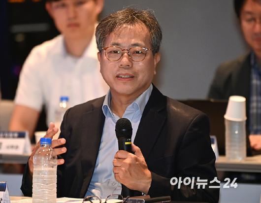 장병탁 서울대 AI연구원장이 27일 오전 서울시 관악구 서울대에서 열린 K휴머노이드연합 창립총회에서 인사말을 하고 있다. [사진=곽영래 기자]