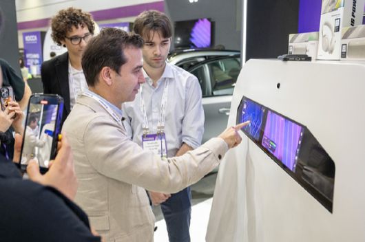 스테판 드블레즈 르노코리아 사장이 27일 서울 강남구 코엑스에서 열린 '넥스트라이즈' 행사장에 마련된 르노 부스를 둘러보고 있다. [사진=르노코리아]