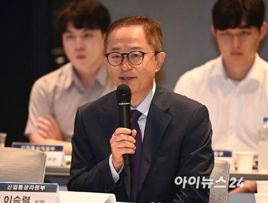이승렬 산업부 산업정책실장이 27일 오전 서울시 관악구 서울대에서 열린 K휴머노이드연합 창립총회에서 인사말을 하고 있다. [사진=곽영래 기자]