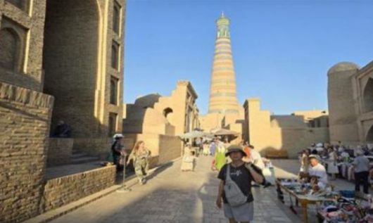 윤영성 전 관세청장 일행이 히바 성 중심가 석양의 미나렛 첨탑 앞에서 사진을 촬영하고 있다. [사진=윤영선]