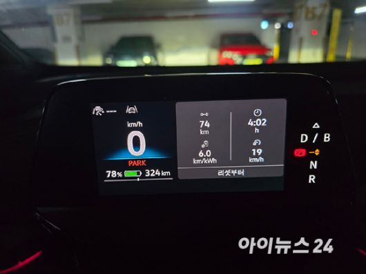 폭스바겐 'ID.5' 계기판. 시승구간에서 전비 6.0km/kWh를 기록해 복합기준 정부 공인 에너지 소비효율 5.0km/hWh보다 더 나왔다. [사진=김종성 기자]