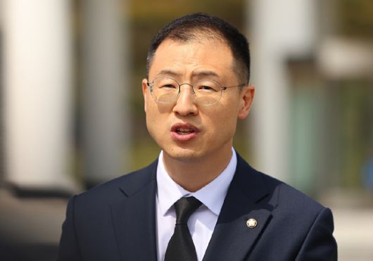 김상욱 더불어민주당 의원이 지난 5월 8일 서울 동작구 현충원에서 참배 후 국민의힘 탈당 입장을 밝히고 있다. [사진=연합뉴스]