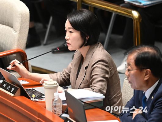 이소영 국회 예산결산특별위원회 더불어민주당 간사가 30일 오전 서울 여의도 국회에서 열린 예산결산특별위원회 제1차 전체회의에서 발언하고 있다. [사진=곽영래 기자]