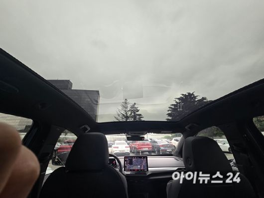 폭스바겐 'ID.5' 파노라마 글래스루프. [사진=김종성 기자]