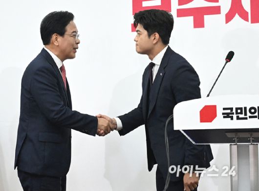 김용태(오른쪽) 국민의힘 비상대책위원장이 30일 국회에서 퇴임 기자회견을 하던 중 들어온 송언석 원내대표와 인사하고 있다. [사진=곽영래 기자]