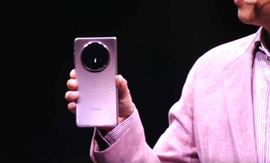 리젠 아워 CEO가 2일 저녁 중국 선전에서 열린 신제품 공개 행사에서 폴드형 스마트폰 '매직 V5'의 후면을 보여주고 있다. [사진=아너 공식 홈페이지]