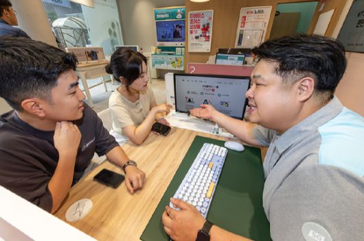 KT매장에서 상담직원이 고객에게 안심플러스 서비스를 설명하고 있다. [사진=KT]