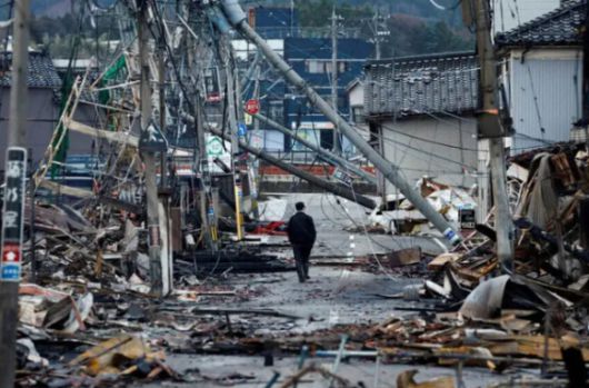 지난해 대규모 지진이 발생한 일본 노토반도에서 한 남성이 거리를 걸어가고 있다. [사진=로이터/연합뉴스]