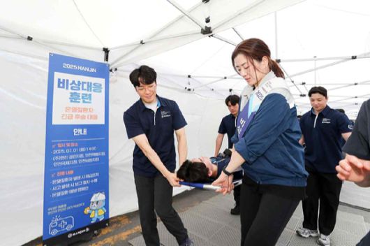 한진 조현민 사장이 온열질환 발생 환자를 들것으로 옮기는 대응훈련을 하고 있다. [사진=한진]