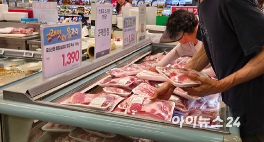 4일 이마트 7월 '고래잇 페스타' 행사 첫날 소비자들이 대표 할인 품목인 삼겹살을 고르고 있다. [사진=진광찬 기자]