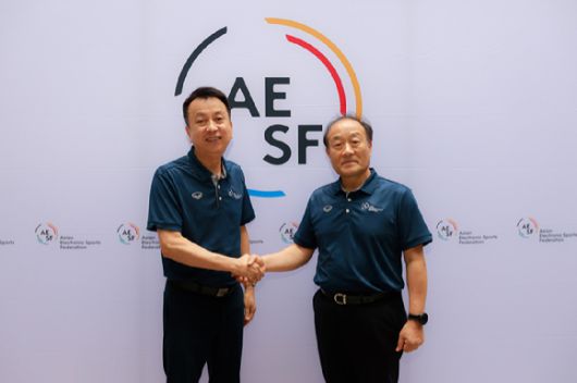 산티 로통 신임 AESF 회장(좌측)과 AESF 동아시아 지역 부회장으로 임기를 시작한 한국e스포츠협회 김영만 회장. [사진=한국e스포츠협회]