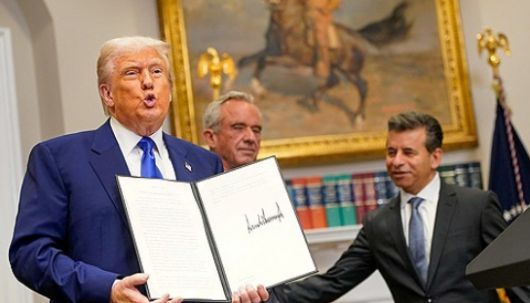 도널드 트럼프 미국 대통령이 지난 5월 12일 백악관 루스벨트룸에서 서명한 행정명령을 들고 기자회견에 참석하고 있다.  [사진=로이터/연합뉴스]