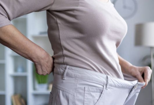 체중 감량 후 헐렁해진 바지를 보여주는 여성. 사진은 기사 내용과 무관함. [사진=픽사베이]