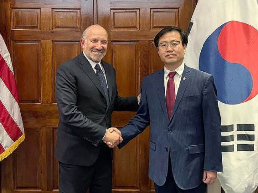 여한구 산업통상자원부 통상교섭본부장이 7일(현지시간) 미국 워싱턴 DC 상무부에서 하워드 러트닉 미국 상무부 장관과 기념 촬영하고 있다. [사진=산업통상자원부]