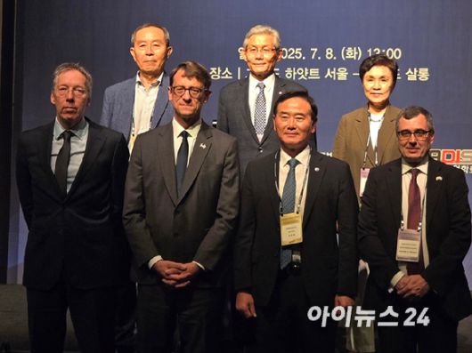 최병로 한국방위산업진흥회 상근부회장(앞줄 오른쪽 두번째)와 마이클 바카로 미 국무부 부차관보(앞줄 오른쪽 첫번째), 필립 베르투 주한 프랑스 대사(앞줄 오른쪽 세번째) 등 관계자들이 8일 서울 그랜드 하얏트 호텔에서 열린 '2025 대한민국 방위산업 국제학술세미나'에 참석하고 있다. [사진=최란 기자]