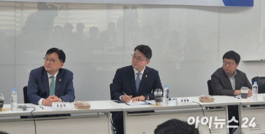 8일 과학기술정보통신부는 서울시 송파구 IT벤처타워에서 산업계의 의견 수렴을 위한 간담회를 개최했다. 왼쪽부터 조준희 KOSA 회장, 류제명 과기정통부 2차관, 모레 조강원 대표 [사진=서효빈 기자]