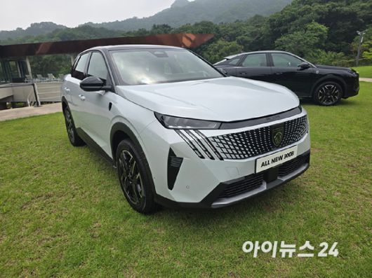 푸조 '올 뉴 3008 스마트 하이브리드' 정측면. [사진=김종성 기자]