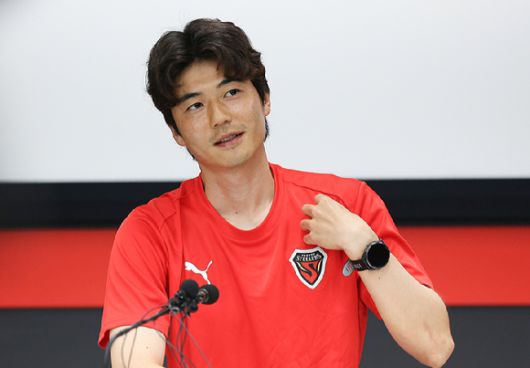 포항 스틸러스에 입단한 기성용이 지난 4일 경북 포항시 포항스틸러스 송라클럽하우스에서 열린 미디어데이 행사에서 입단 소감을 밝히고 있다. [사진=연합뉴스]