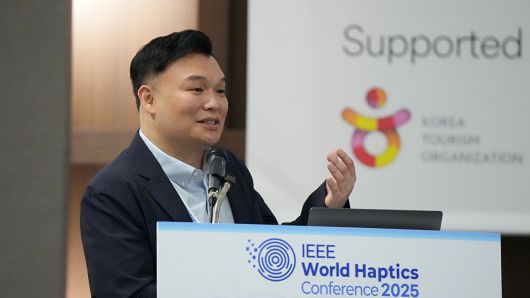 9일 IEEE 국제 햅틱스 학회(WHC)의 플래너리 세션에 연사로 참여한 석상옥 네이버랩스 대표가 미래도시를 위한 공간지능, 디지털트윈, 클라우드, 로보틱스 기술에 대해 발표하고 있다. [사진=네이버]