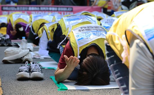 서울 광화문 MBK 사무실 앞에서 홈플러스 정상화 촉구 기자회견을 마친 마트산업노조 홈플러스지부 조합원 등이 홈플러스 지키기 108배를 하고 있다. [사진=연합뉴스]