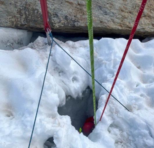 사진은 구조 당시 A씨가 빠져 있던 빙하 틈. [사진=Air Zermatt AG 홈페이지]