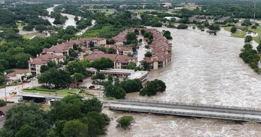 미 텍사스주 샌 가브리엘 강이 폭우에 범람하고 있다. [사진=로이터/연합뉴스]