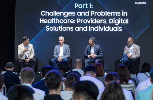 10일(현지시간) 미국 뉴욕에서 진행된 '갤럭시 테크 포럼'에 참석한 (왼쪽부터) 삼성전자 MX사업부 박헌수 디지털 헬스팀장, 젤스 CEO 마이클 맥쉐리, 미국 대형 병원 그룹 어드보케이트 헬스 부사장 라수 스레스타, 미국 근골격계 홈케어 솔루션 회사 힌지 헬스 대표 짐 퍼슬리가 무대에서 디지털 헬스의 미래를 의논하고 있다. [사진=삼성전자]