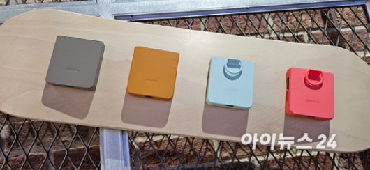 10일(현지시간) 미국 뉴욕 브로드웨이 500번지에 문을 연 '갤럭시 익스피리언스 스페이스'에 전시된 갤럭시Z 플립7 케이스들. [사진=박지은 기자]