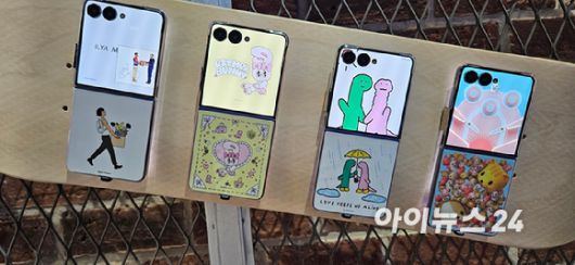 10일(현지시간) 미국 뉴욕 브로드웨이 500번지에 문을 연 '갤럭시 익스피리언스 스페이스'에 전시된 갤럭시Z 플립7 케이스들. [사진=박지은 기자]