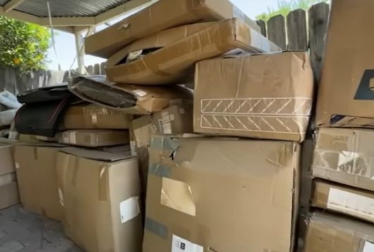 미국 캘리포니아에 거주하는 한 여성이 중국 판매자가 자신의 집 주소를 무단으로 반송지로 등록한 탓에, 주문하지도 않은 아마존 택배를 1년 넘게 받아온 사연이 알려졌다. 사진은 해당 택배. [사진=유튜브 @ABC7]