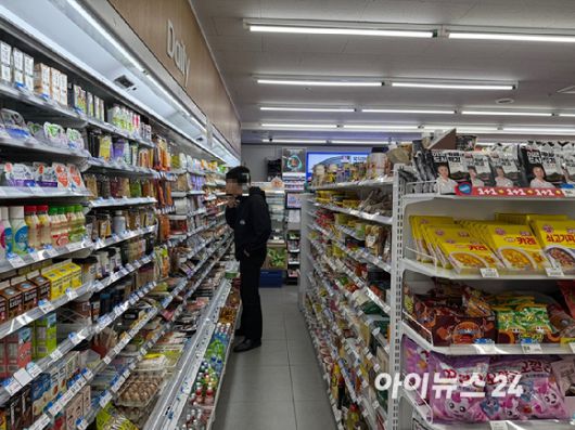서울의 한 편의점에서 소비자가 상품을 둘러보고 있다.[사진=아이뉴스24 DB]