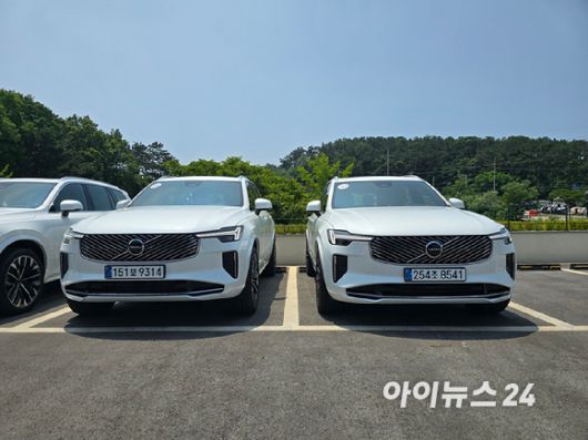 볼보 '신형 XC90'의 에어서스펜션 높이 차이. 오른쪽 차량이 좀 더 낮게 서스펜션 높이가 세팅돼 있다. [사진=김종성 기자]