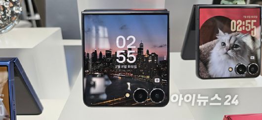 8일(현지시간) 미국 뉴욕 브루클린에 마련된 갤럭시 언팩 체험존에 전시된 '갤럭시Z 플립7'. [사진=박지은 기자]