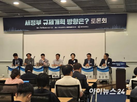 이혁우 배제대학교 교수(왼쪽 두번째), 이정희 중앙대학교 교수(오른쪽 두번째), 송승헌 맥킨지앤드컴퍼니 한국오피스 대표(오른쪽 첫번째) 등 관계자들이 14일 대한상공회의소에서 열린 '새 정부 규제개혁 방향은?' 토론회에 참석하고 있다. [사진=최란 기자]