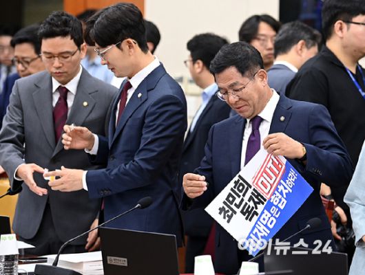 14일 오전 서울 여의도 국회 과학기술정보방송통신위원회에서 열린 배경훈 과학기술정보통신부 장관 후보자 인사청문회에서 국민의힘 의원들의 ‘최민희 독재 OUT’ 피켓을 붙이고 있다. [사진=곽영래 기자]