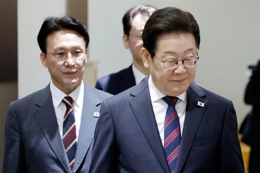 이재명 대통령과 김민석 국무총리가 지난 5일 서울 용산 대통령실 청사에서 열린 국무회의에 입장하고 있다. 2025.7.5 [사진=연합뉴스]