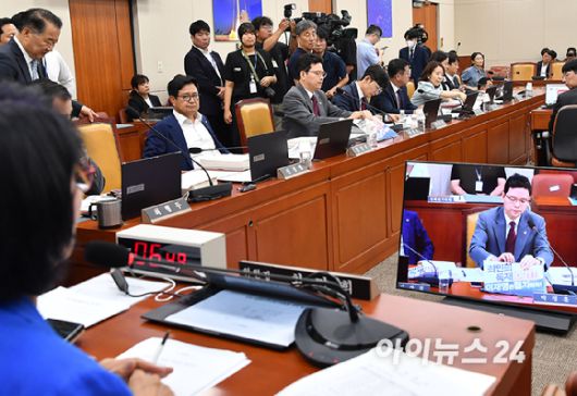 박정훈 국민의힘 의원이 14일 오후 서울 여의도 국회 과학기술정보방송통신위원회에서 열린 배경훈 과학기술정보통신부 장관 후보자 인사청문회에서 피켓을 다시 붙인채 질의하고 있다. [사진=곽영래 기자]