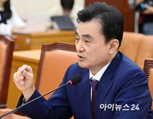 안규백 국방부 장관 후보자가 15일 서울 여의도 국회에서 열린 국방위원회의 인사청문회에서 질의에 답변하고 있다. [사진=곽영래 기자]