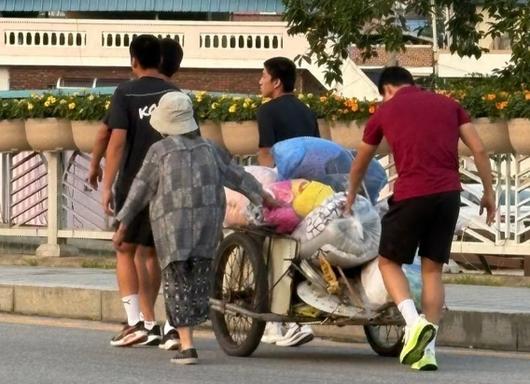 프로축구 K리그1 김천상무 소속 군인 선수들이 리어카를 끌고 가던 할머니를 도운 사실이 뒤늦게 알려지며 잔잔한 감동을 전하고 있다. [사진=김천상무 인스타그램]