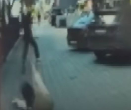 서울 강남 한 거리에서 모르는 여성을 뒤따라간 뒤 발로 차고 달아난 30대 남성이 경찰에 자수했다. 사진은 30대 남성 A씨가 B씨를 발로 차고 달아나는 모습. [사진=JTBC '사건반장' 캡처]