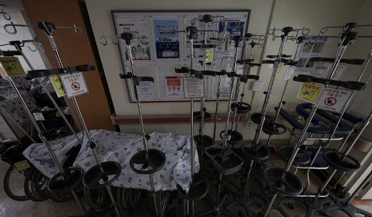 28일 대구 중구 경북대학교병원의 한 병동이 폐쇄된 가운데 의료 기구들이 멈춰서 있다. 2024.05.28 [사진=연합뉴스]