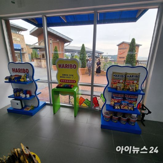'징글 존' 등 하리보 스토어 내 마련된 체험 요소들. [사진=전다윗 기자]