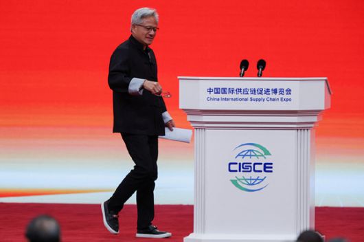 16일 중국 베이징에서 열린 제3회 중국 국제 공급망 엑스포(CISCE) 개막식에서 엔비디아 CEO 젠슨 황이 무대에 올라 연설하고 있다. [사진=로이터 연합뉴스]