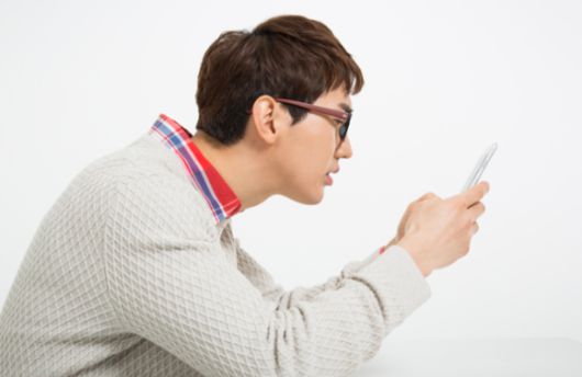 전문가들은 이를 예방하기 위해서는 바른 자세와 운동뿐 아니라 생활 전반에 걸친 환경 개선이 필수적이라고 조언한다. 사진은 본 기사 내용과 무관. [사진=뉴고려병원]