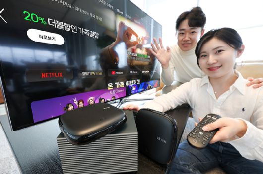 모델들이 ipit TV 화면 앞에서 kt skylife와 kt HCN 셋톱박스와 함께 KT 그룹의 미디어 플랫폼 확대를 소개하고 있다. [사진=KT]