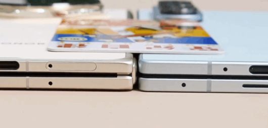 (왼쪽부터)아너의 '매직 V5'와 삼성전자의 '갤럭시Z 폴드7'. 나란히 눕혀놨을 때 미세하지만 갤럭시Z 폴드7이 더 얇다고 유니버스아이스는 주장했다. [사진=유니버스아이스 X 계정]