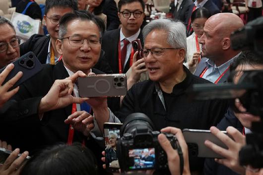 16일 중국 베이징에서 열린 제3회 중국 국제 공급망 엑스포(CISCE) 개막식에서 엔비디아 CEO 젠슨 황이 도착해 참석자들로부터 사진 요청을 받고 있다. [사진=로이터 연합뉴스]