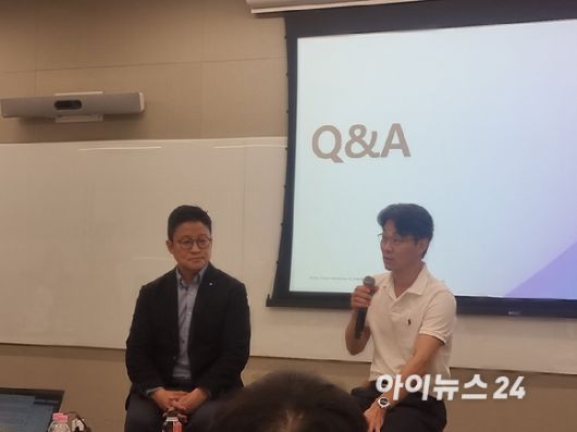 노경훈 AWS코리아 금융 사업부 총괄(왼쪽)과 차대산 케이뱅크 최고정보책임자(CIO)가 16일 오전 서울 역삼 AWS코리아 오피스에서 열린 간담회에서 기자들의 질문에 답하고 있다. [사진=윤소진 기자]