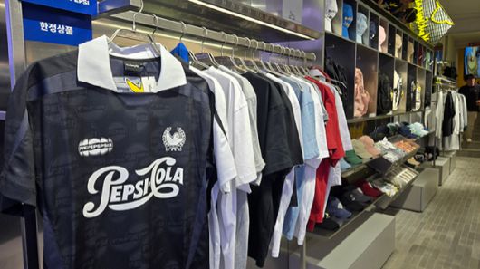 마크곤잘레스 명동 플래그십 스토어에서 판매 중인 펩시 컬래버레이션 상품. [사진=진광찬 기자]